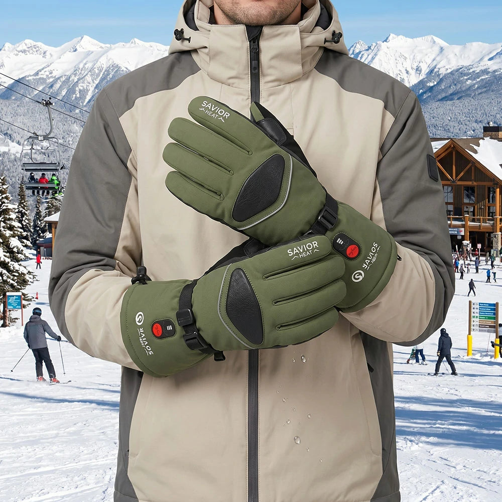Ein Mann, der grüne beheizbare Skihandschuhe trägt